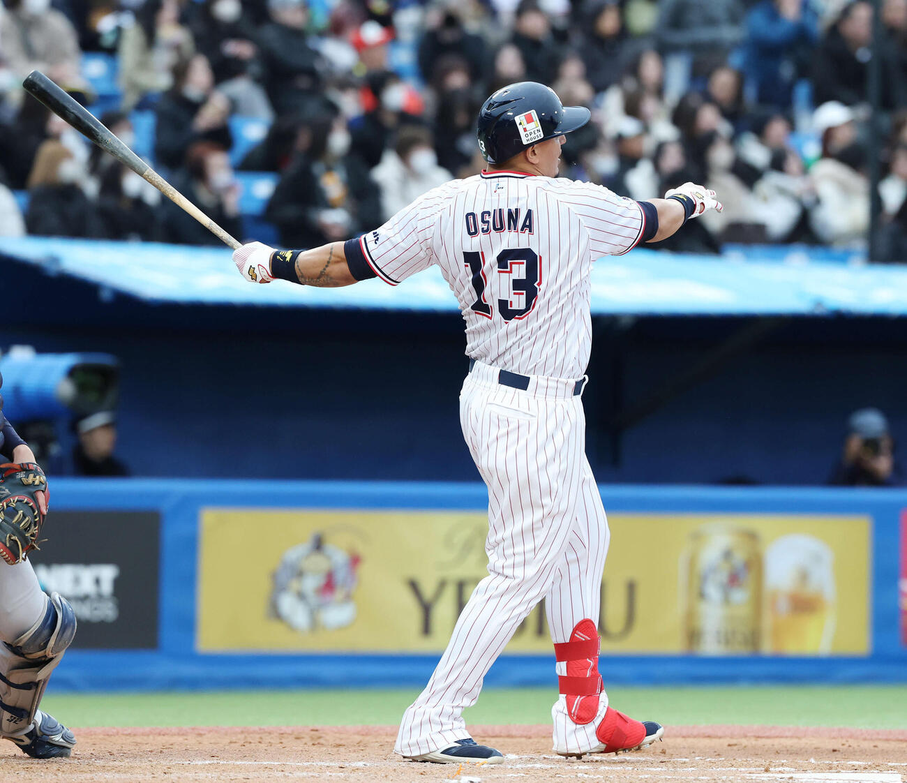 ヤクルト対オリックス　6回裏ヤクルト無死一塁、左越え2点本塁打を放つオスナ（撮影・宮地輝）