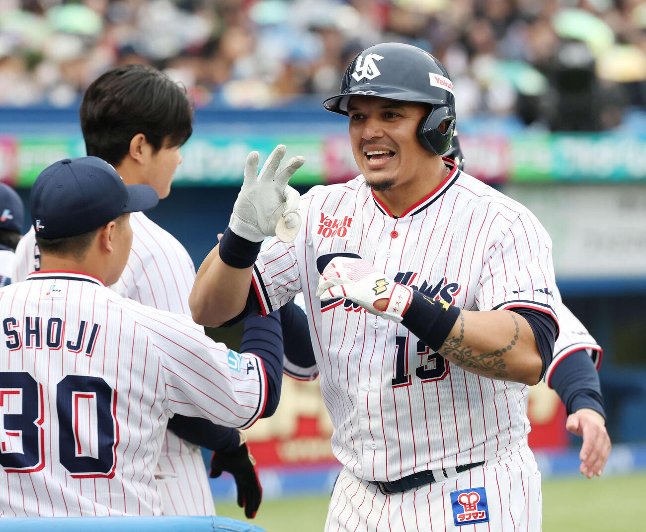 ヤクルト対オリックス　6回裏ヤクルト無死一塁、左越え2点本塁打を放ったオスナはポーズをとる（撮影・宮地輝）