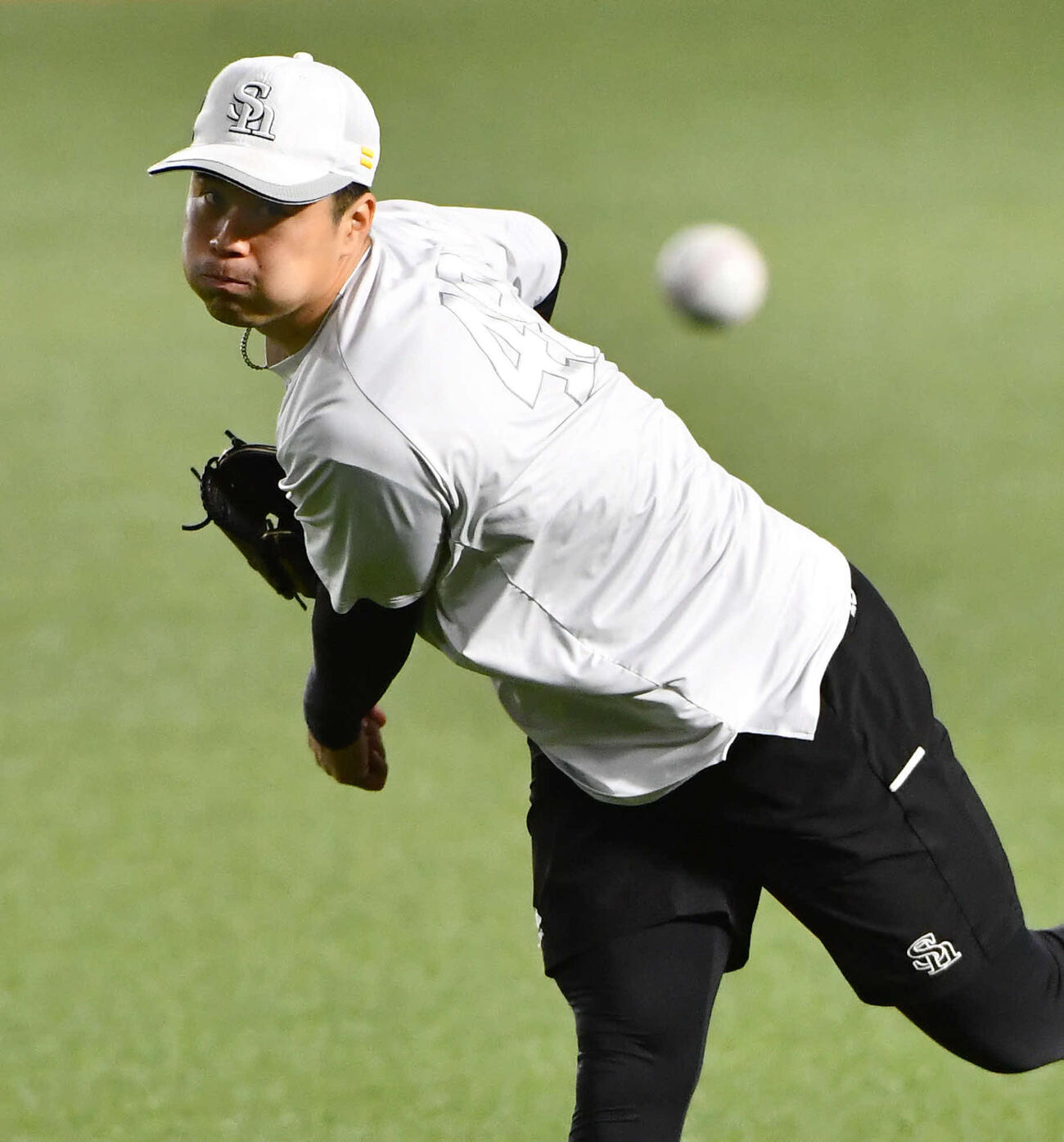 キャッチボールを行うソフトバンク松本晴（撮影・岩下翔太）