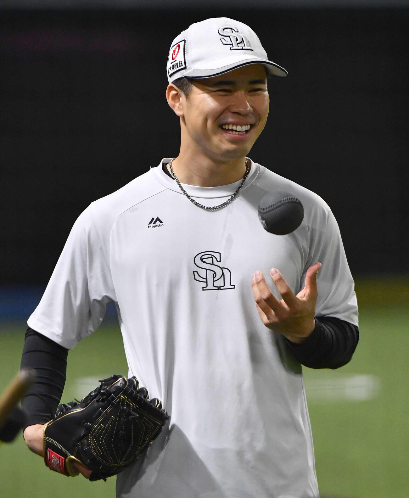 談笑するソフトバンク松本晴（撮影・岩下翔太）