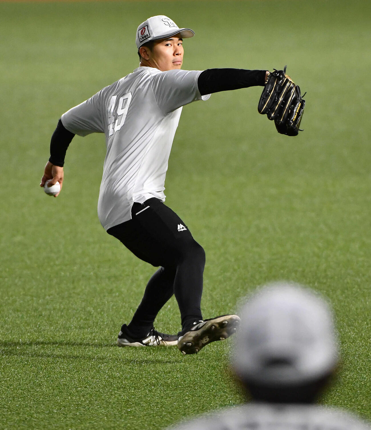 キャッチボールを行うソフトバンク松本晴（撮影・岩下翔太）