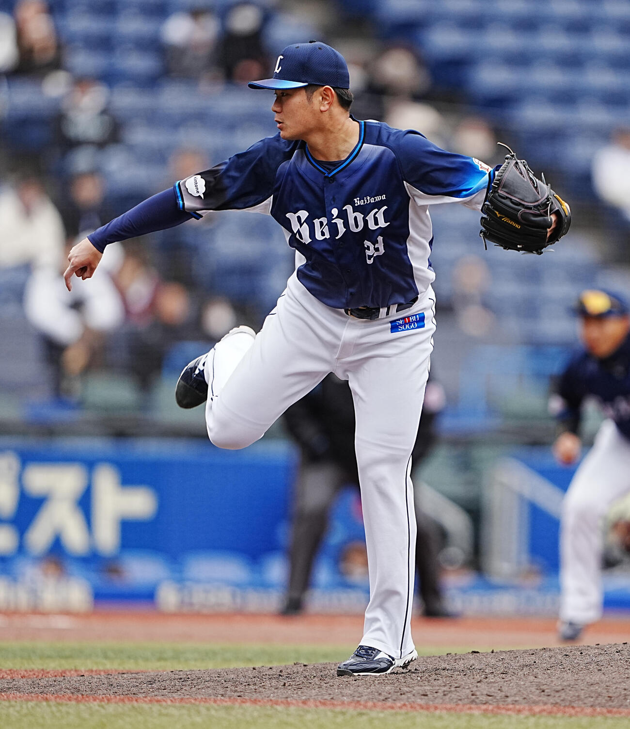 ロッテ対西武　西武4番手で登板した青山（撮影・小沢裕）