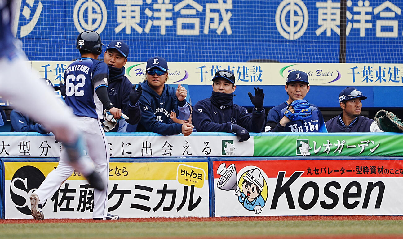 ロッテ対西武　3回表西武1死二塁、桑原の先制右適時二塁打で生還した滝沢はベンチのナインの祝福を受ける（撮影・小沢裕）