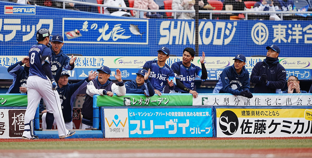 ロッテ対西武　4回表西武無死、渡部（左）は左越えにソロ本塁打を放ちベンチのナインの祝福を受ける（撮影・小沢裕）