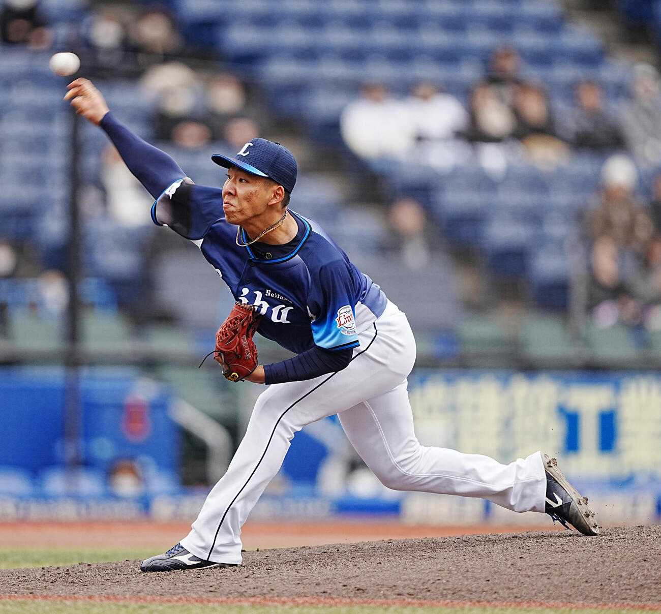 ロッテ対西武　西武3番手で登板した成田（撮影・小沢裕）