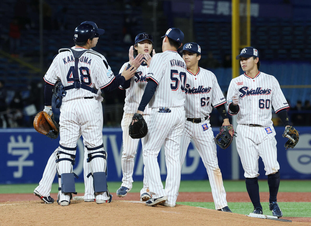 ヤクルト対オリックス　勝利のタッチを交わすヤクルトの選手たち（撮影・宮地輝）