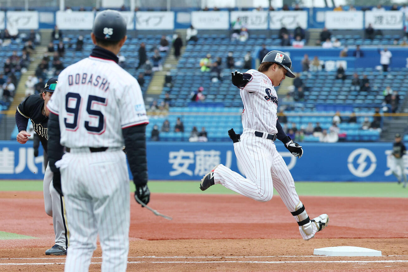 ヤクルト対オリックス　2回裏ヤクルト2死二塁、三塁内野安打を放ち宗の悪相球で出塁する赤羽（撮影・宮地輝）