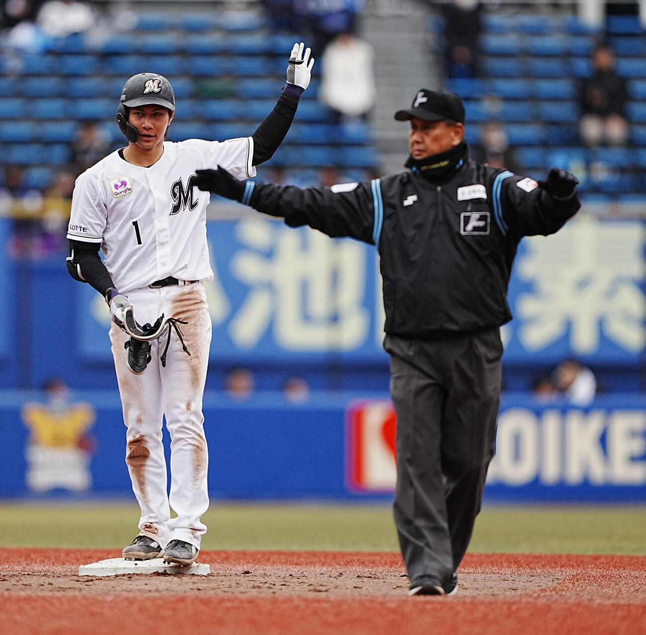 ロッテ対西武　7回裏ロッテ2死二塁、藤原は左中間を破る勝ち越し適時二塁打を放つ（撮影・小沢裕）