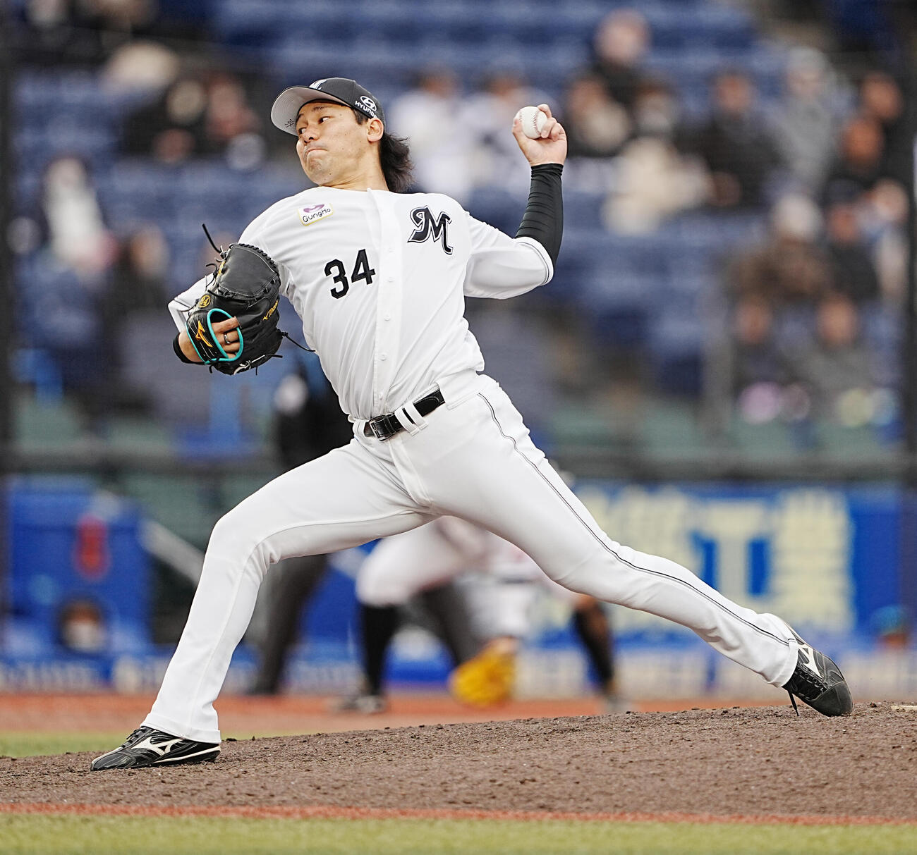 ロッテ対西武　ロッテ5番手で登板した高野（撮影・小沢裕）