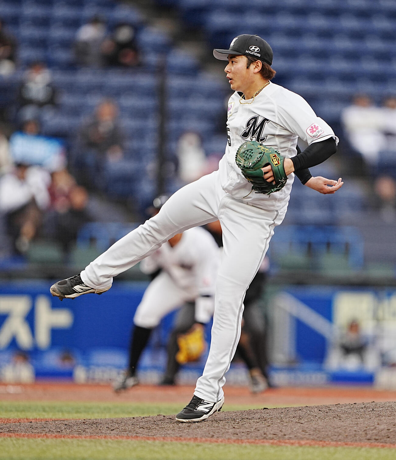 ロッテ対西武　ロッテ6番手で登板した横山（撮影・小沢裕）