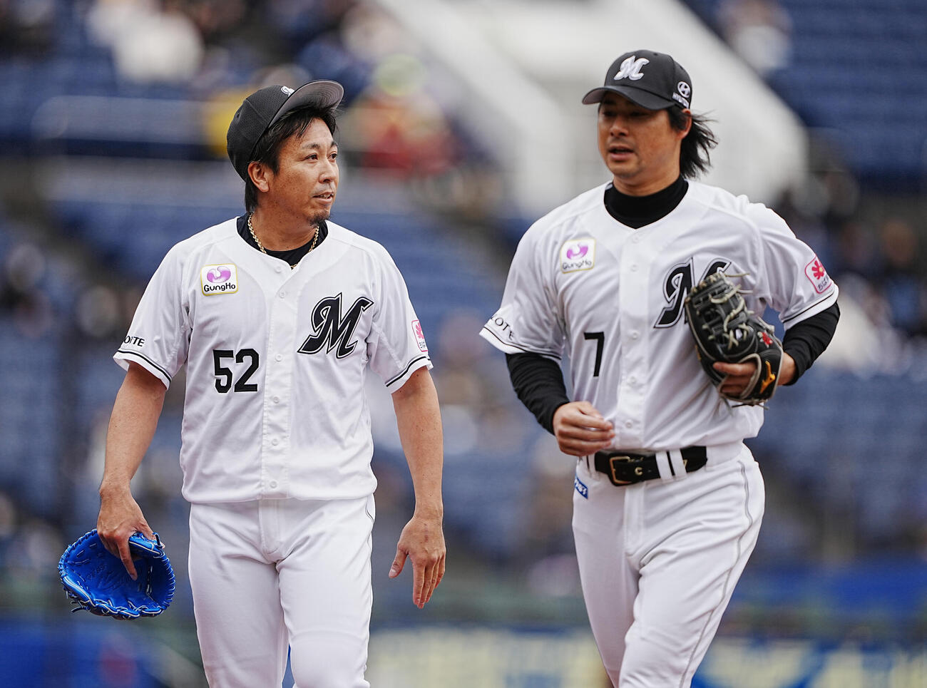 ロッテ対西武　ロッテ3番手で登板した益田は1回無失点に抑え引き揚げる。右は藤岡（撮影・小沢裕）