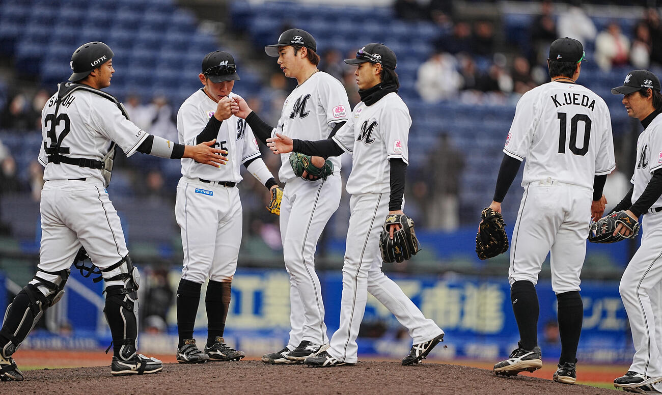 ロッテ対西武　勝利に沸くロッテナイン（撮影・小沢裕）