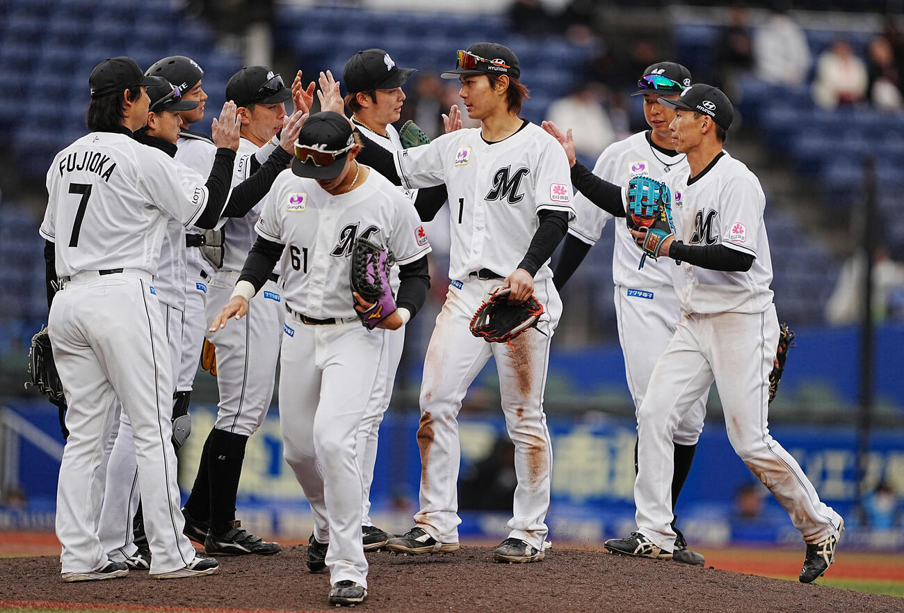 ロッテ対西武　勝利に沸くロッテナイン（撮影・小沢裕）