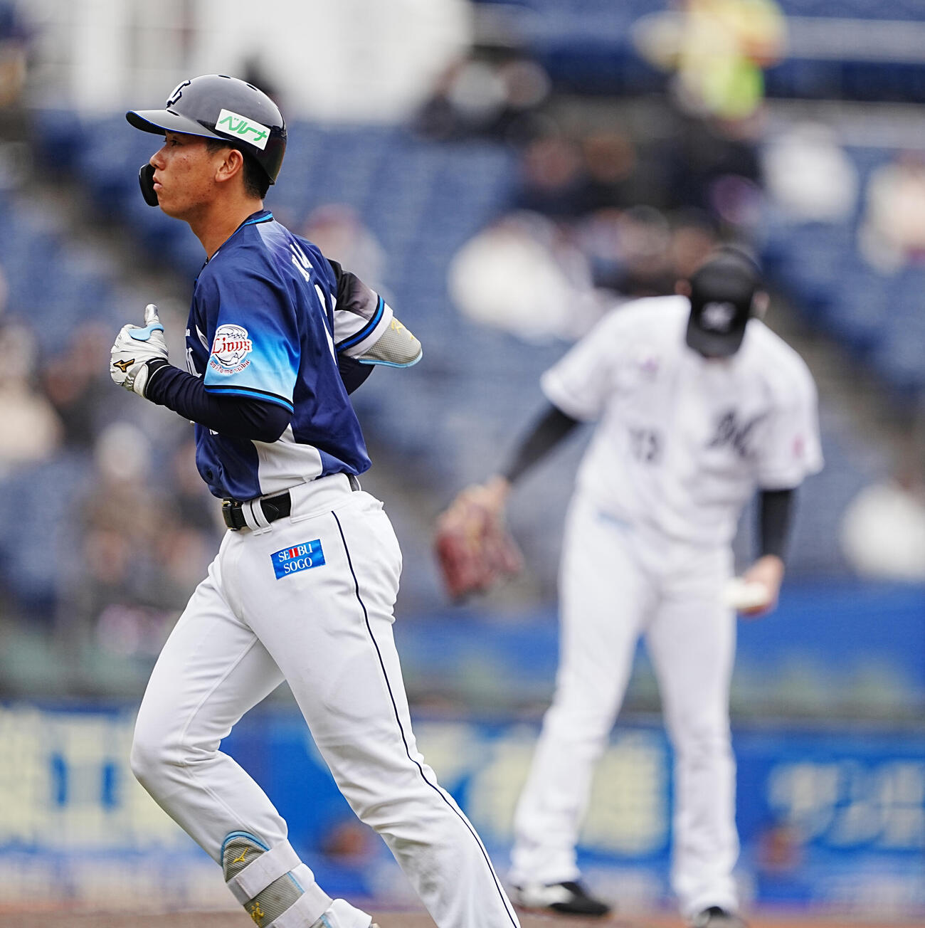 ロッテ対西武　4回表西武1死、
小島はロッテ先発の毛利（右）に三飛に仕留められる＝2026年3月13日
