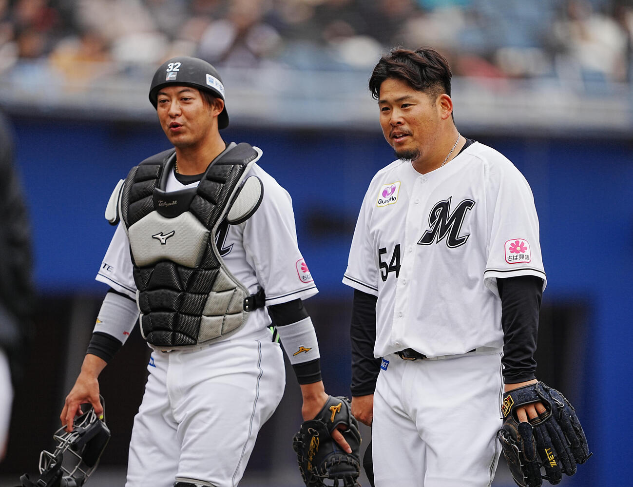 ロッテ対西武　ロッテ4番手で登板した沢田は1回を無失点に抑えベンチへ引き揚げる。左は佐藤（撮影・小沢裕）