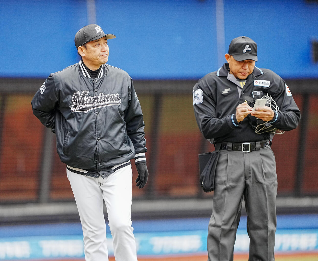ロッテ対西武　選手交代を告げるロッテのサブロー監督（撮影・小沢裕）