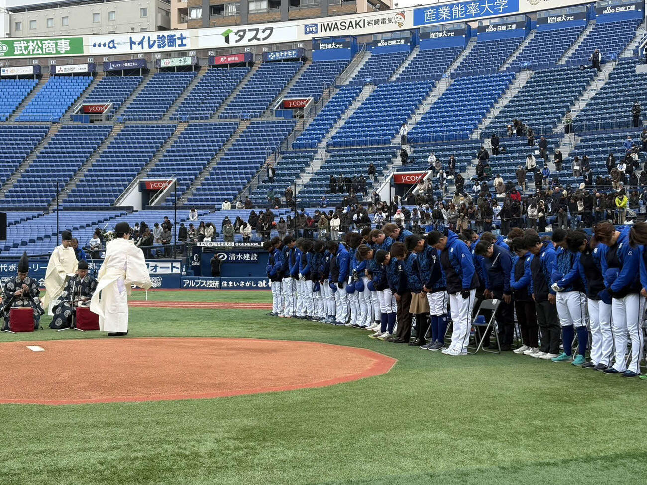 DeNA相川監督や選手、南場オーナー、スタッフ勢揃いで必勝祈願を行った