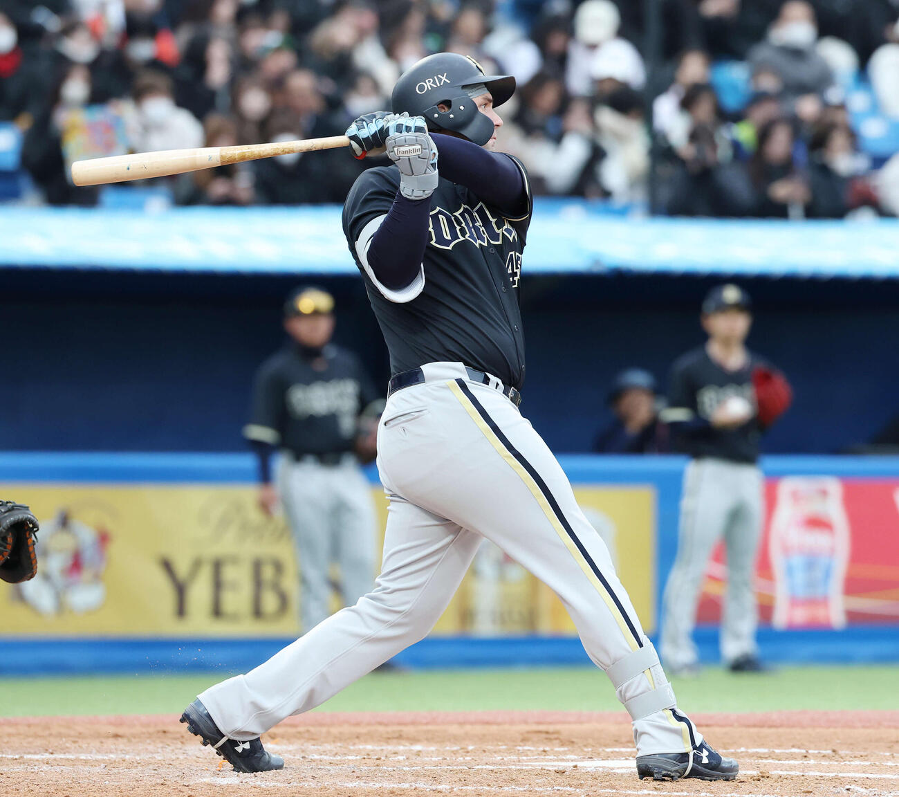 ヤクルト対オリックス　5回表オリックス2死、中二塁打を放つシーモア（撮影・宮地輝）