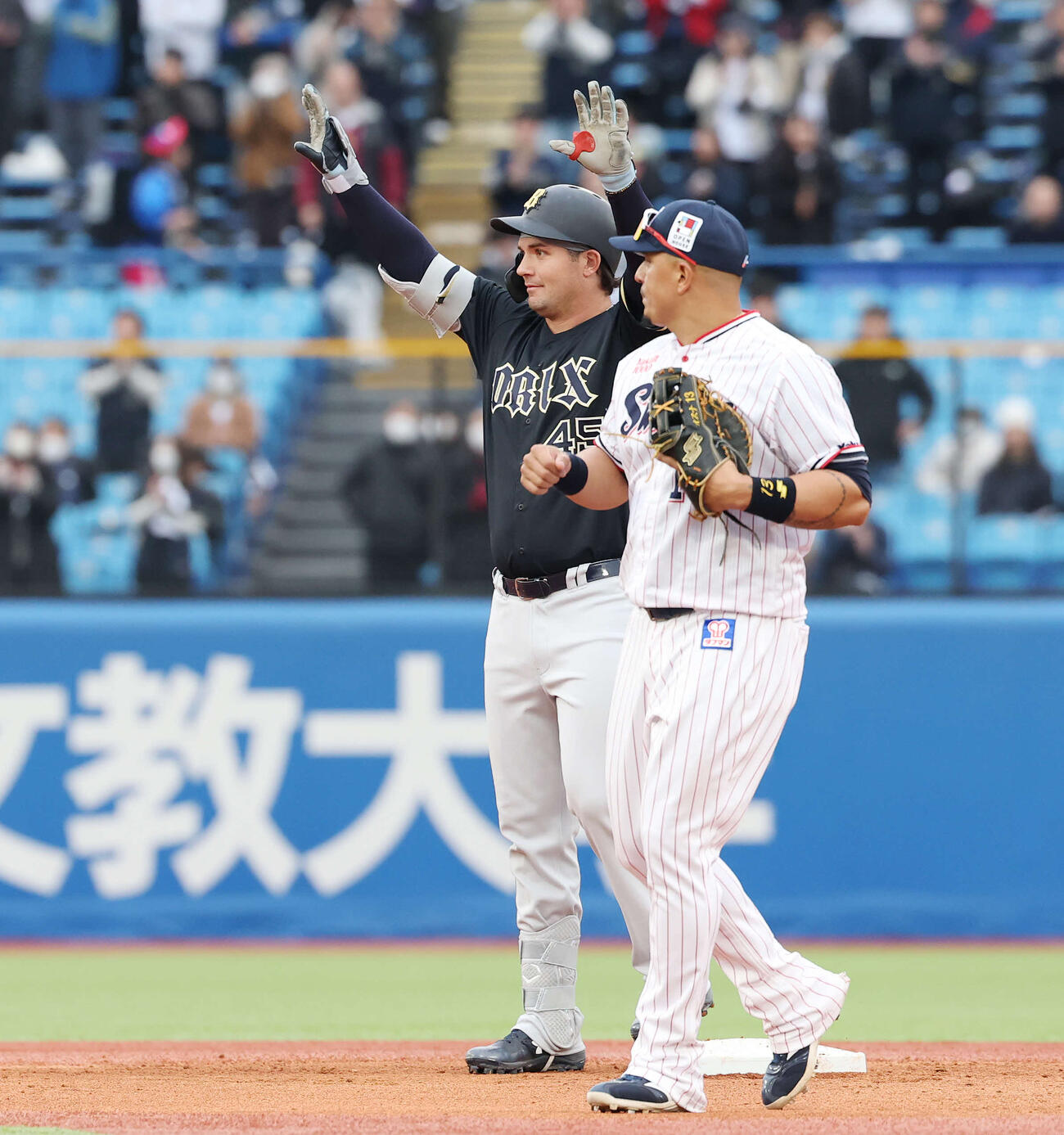 ヤクルト対オリックス　5回表オリックス2死、中二塁打を放ったシーモア（撮影・宮地輝）