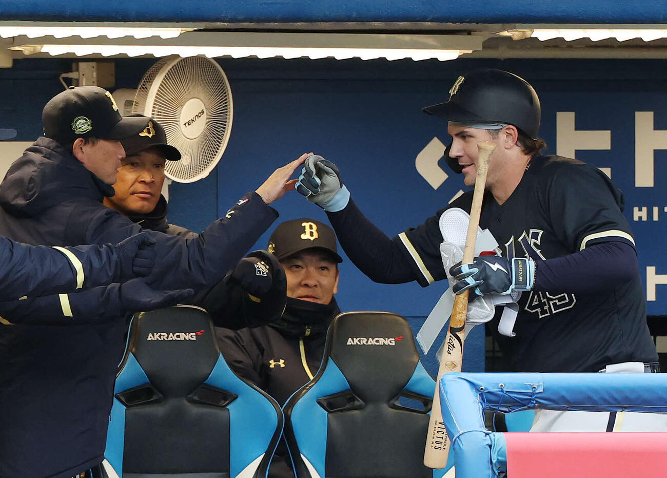 ヤクルト対オリックス　5回表オリックス2死、中二塁打を放ったシーモア（右）は岸田監督（左）とタッチする（撮影・宮地輝）