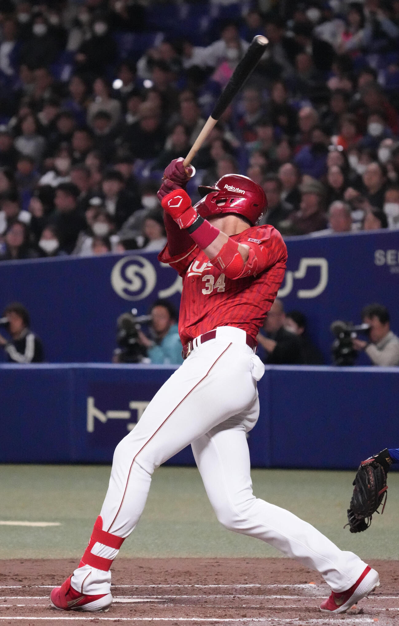 中日対楽天　3回表楽天2死二塁、右越え2点本塁打を放つマッカスカー（撮影・森本幸一）