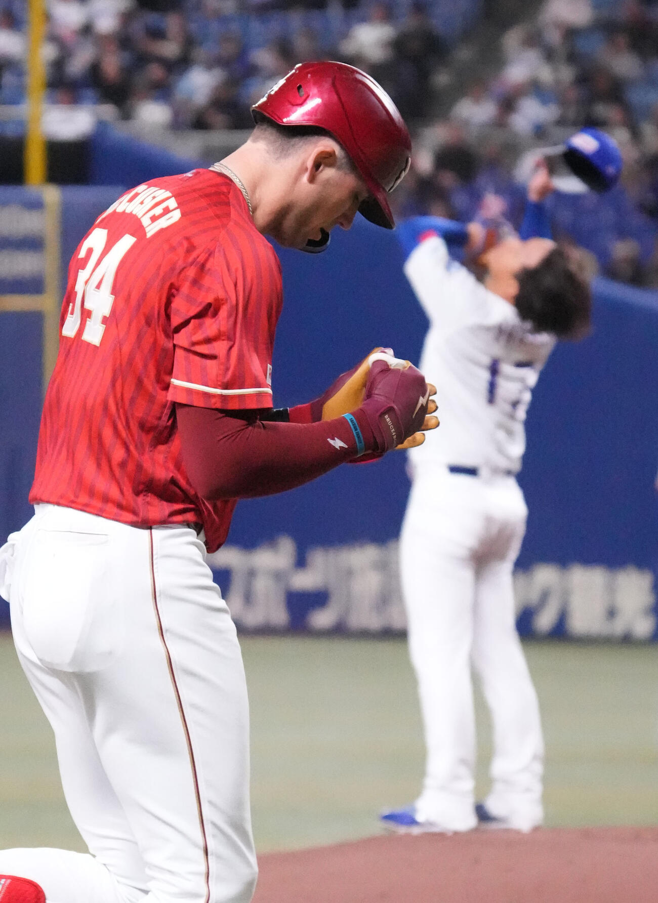 中日対楽天　3回表楽天2死二塁、マッカスカー（左）は右越え2点本塁打を放ちダイヤモンドを回る（撮影・森本幸一）