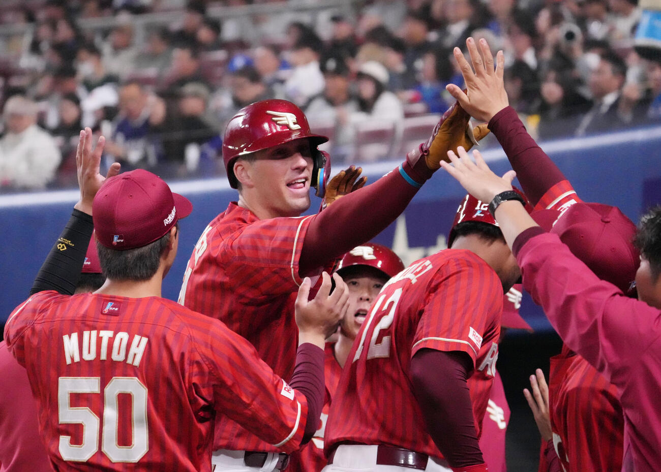 中日対楽天　2回表楽天1死一、二塁、マッカスカー（左から2人目）は右越え3点本塁打を放ちナインとタッチを交わす（撮影・森本幸一）