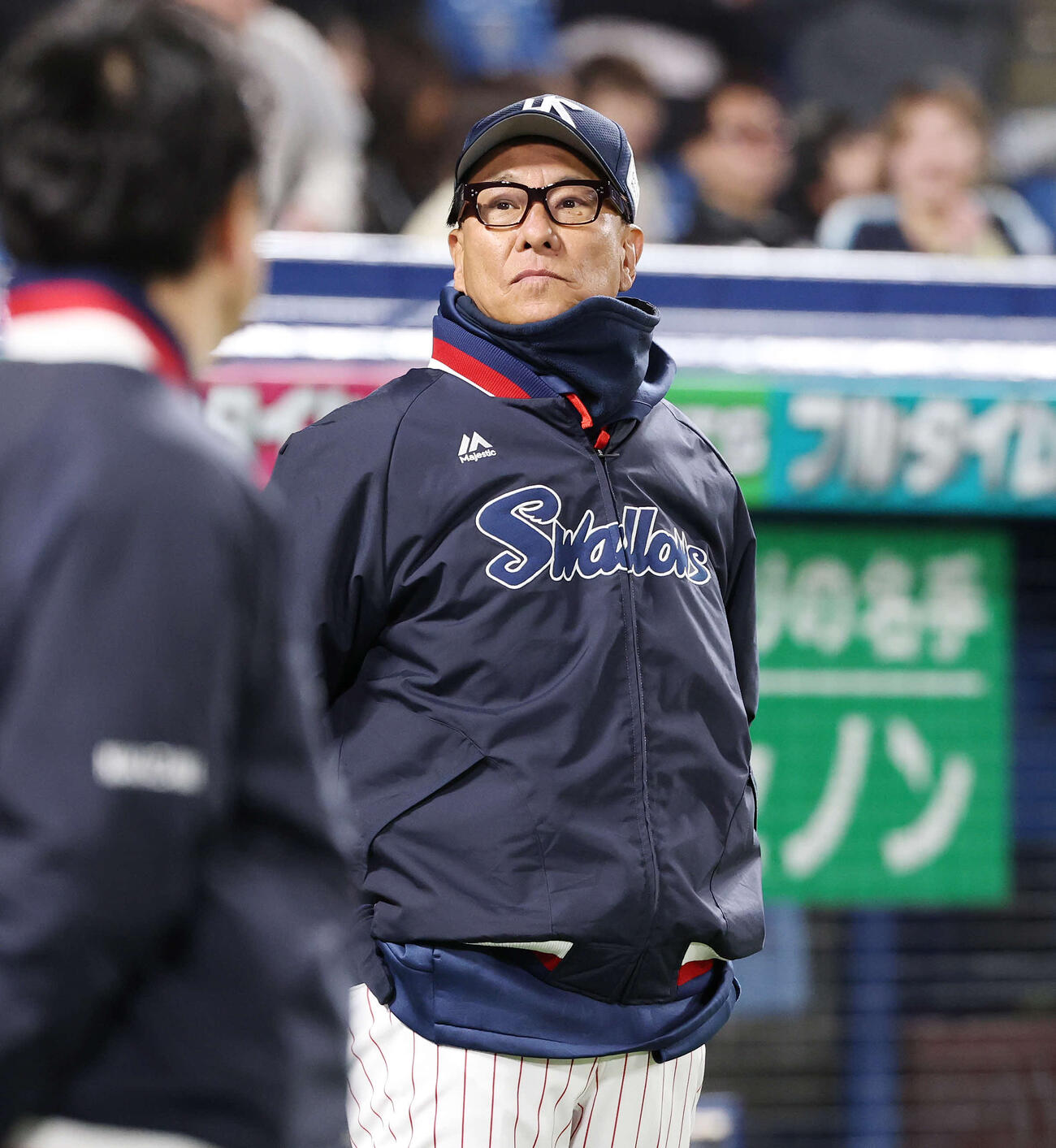 ヤクルト対オリックス　試合後のノックを見守るヤクルト池山監督（撮影・宮地輝）