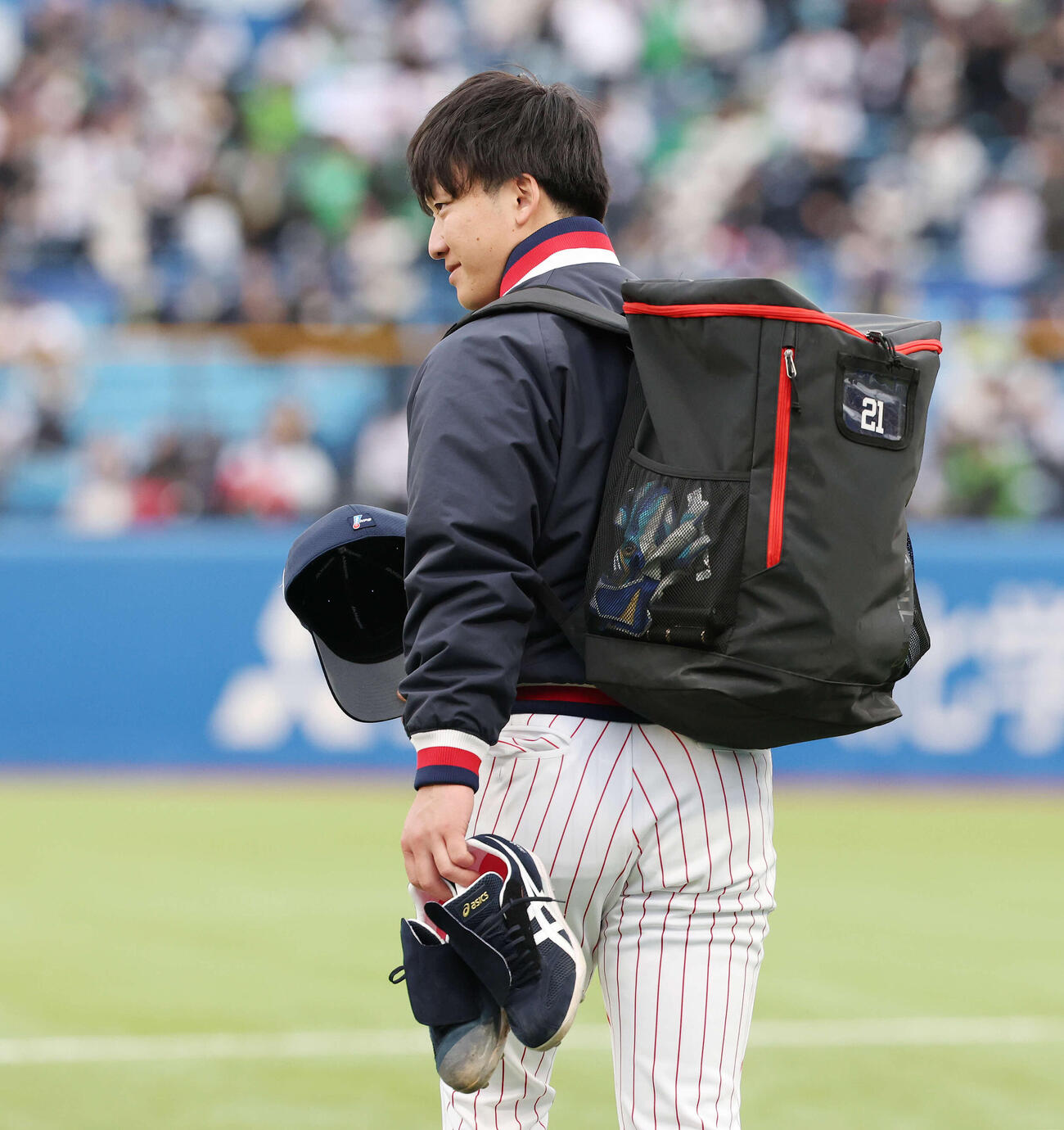 ヤクルト対オリックス　6回表終了後、ベンチを後にするヤクルト吉村（撮影・宮地輝）