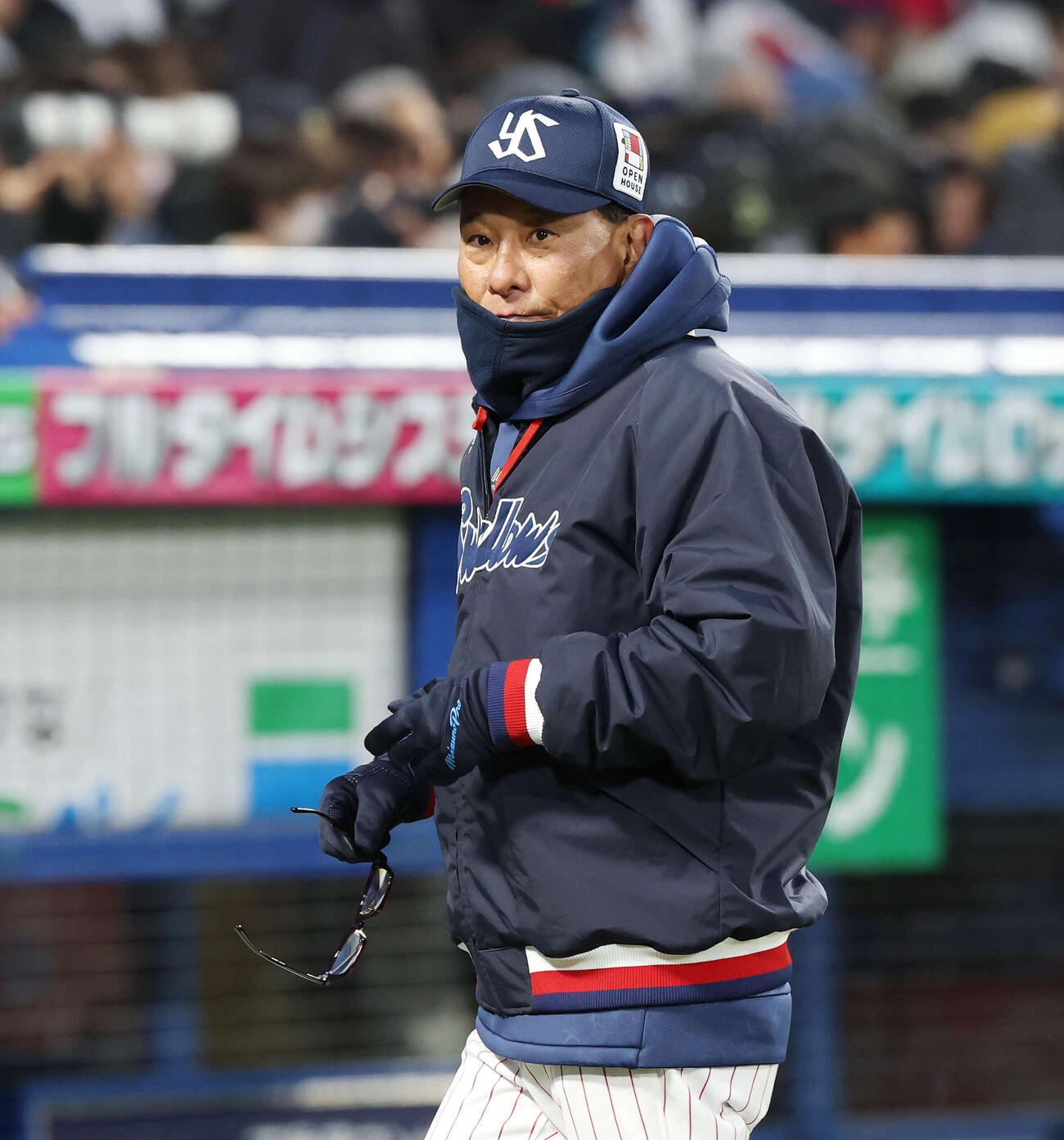 ヤクルト対オリックス　8回表、選手交代を告げたヤクルト池山監督（撮影・宮地輝）