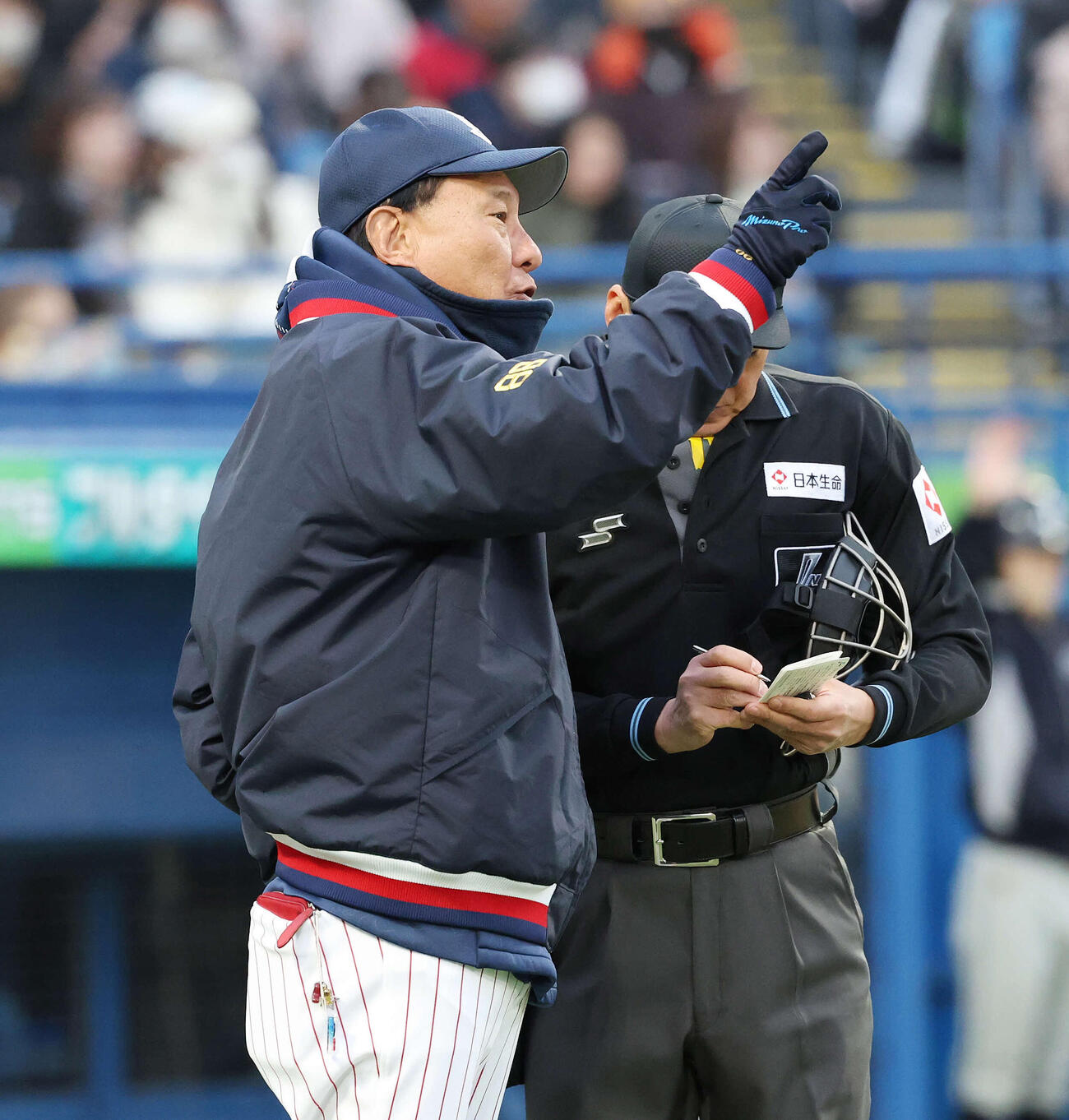 ヤクルト対オリックス　7回表、選手交代を告げるヤクルト池山監督（撮影・宮地輝）