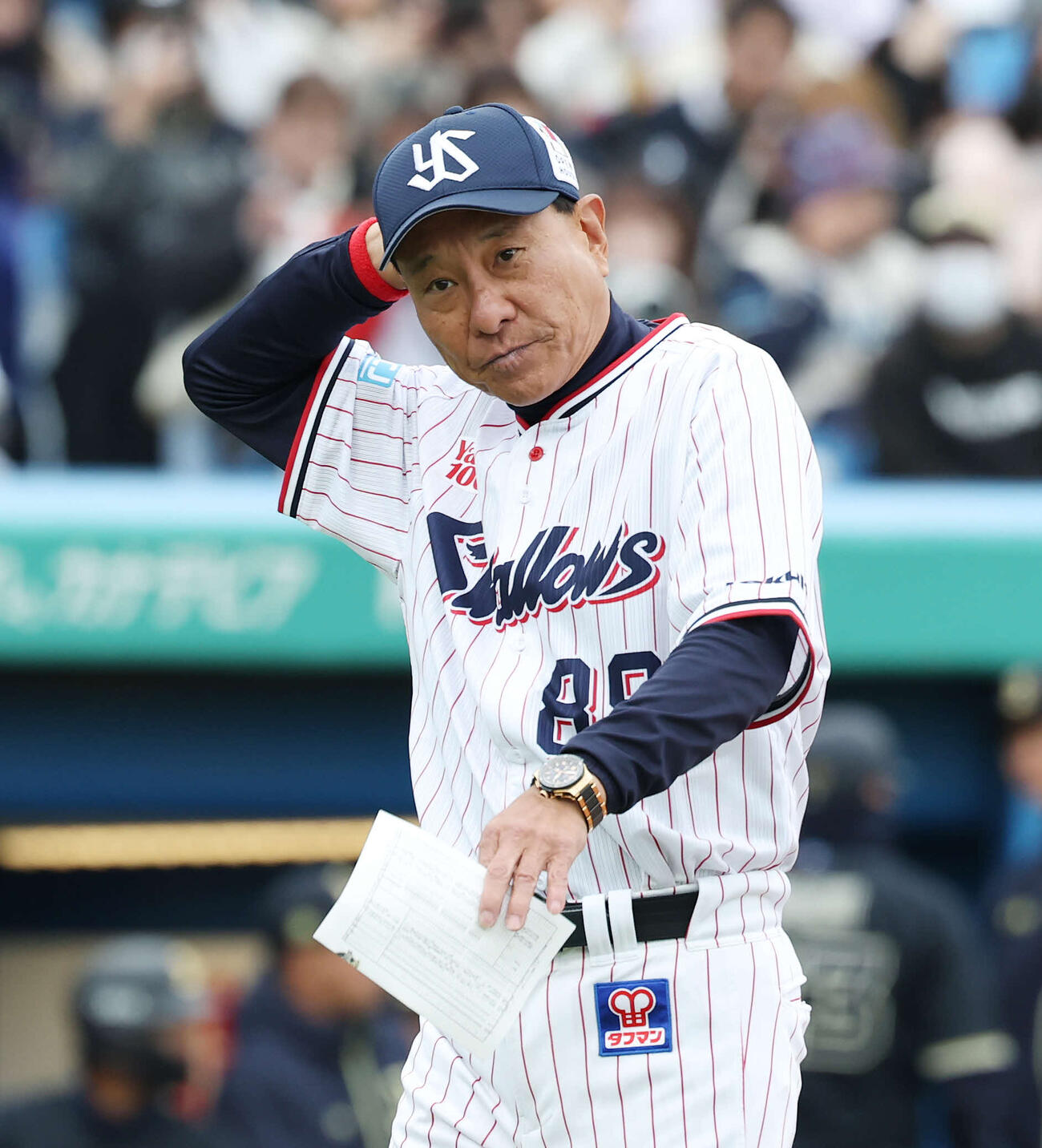 ヤクルト対オリックス　試合前メンバー表を交換したヤクルト池山監督（撮影・宮地輝）