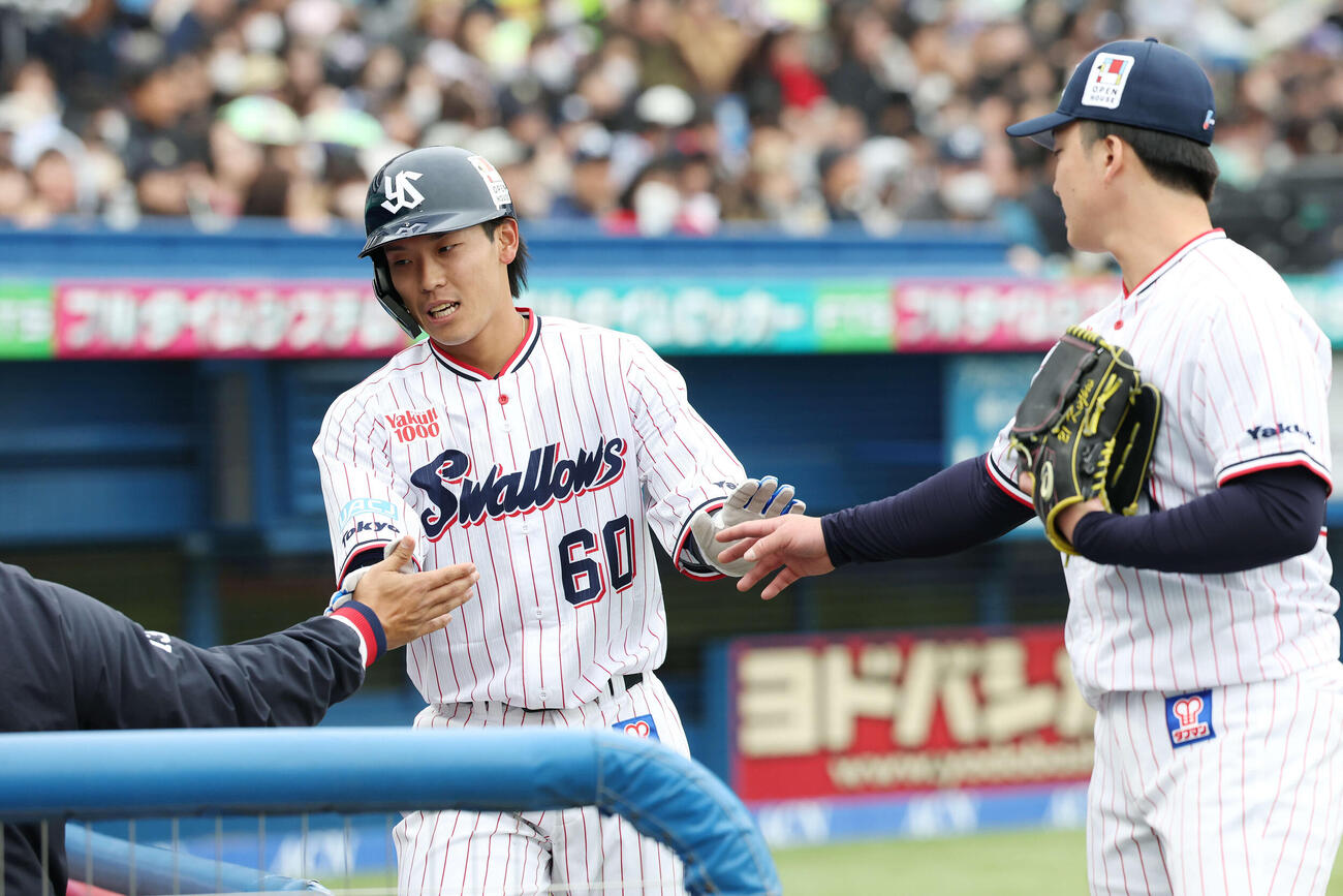 ヤクルト対オリックス　2回裏ヤクルト2死二塁、生還し吉村（右）とタッチを交わす武岡（撮影・宮地輝）