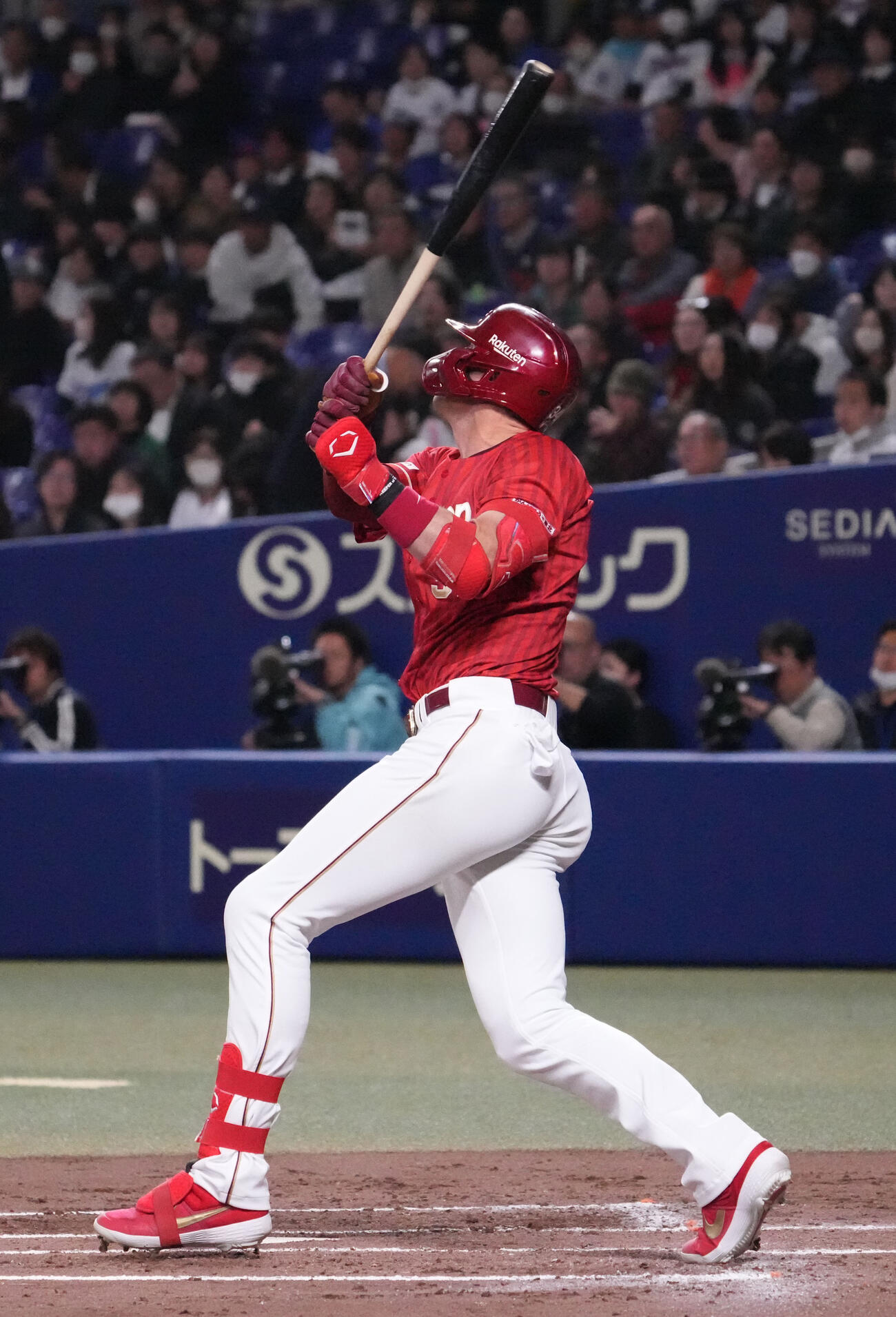 中日対楽天　2回表楽天1死一、二塁、右越え3点本塁打を放つマッカスカー（撮影・森本幸一）