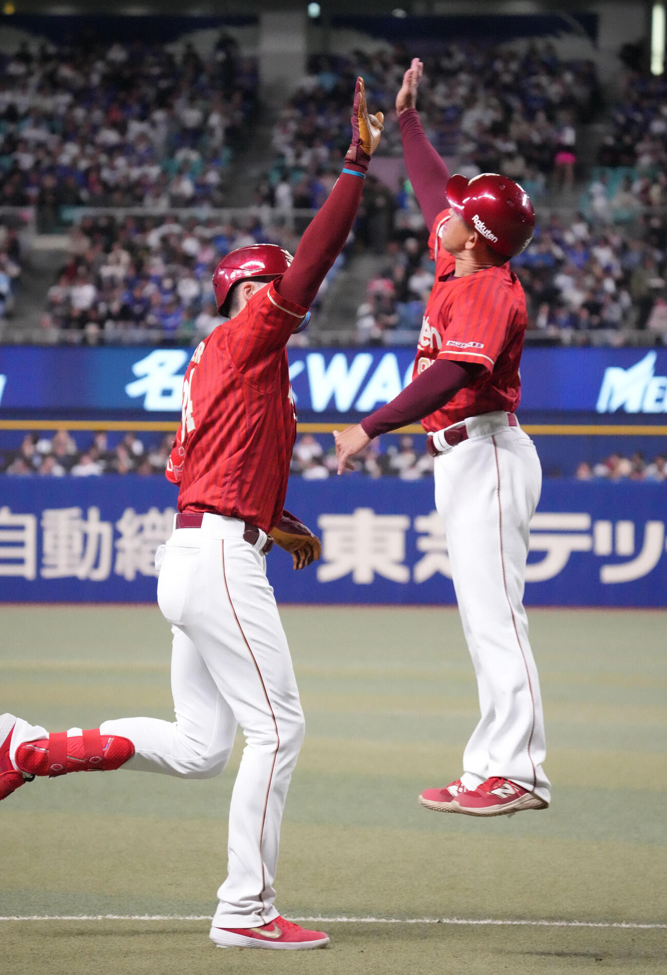 中日対楽天　3回表楽天2死二塁、マッカスカー（左）は右越え2点本塁打を放ちダイヤモンドを回る（撮影・森本幸一）