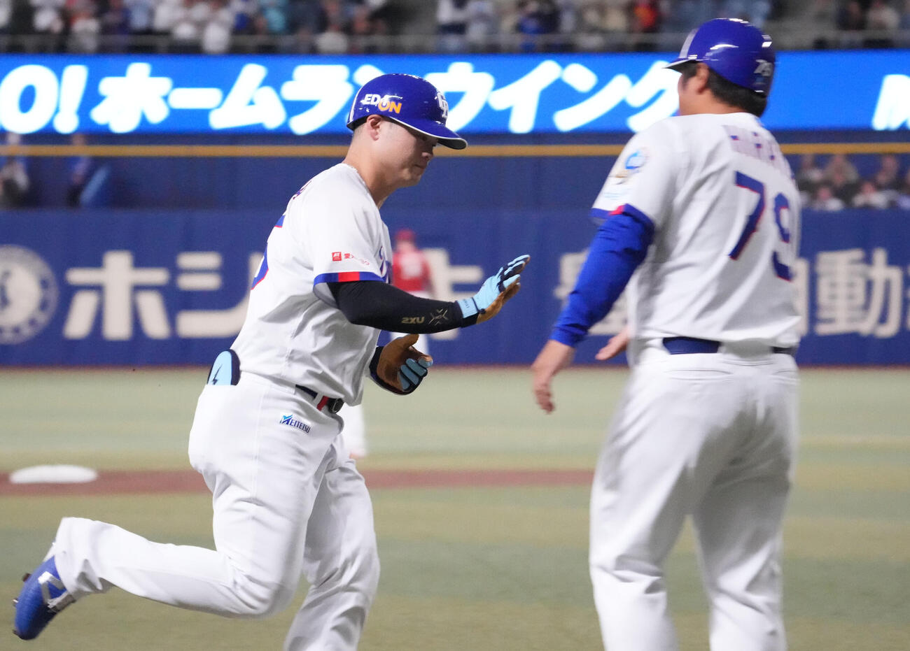 中日対楽天　1回裏中日1死一、三塁、左越え3点本塁打を放ちダイヤモンドを回る細川（撮影・森本幸一）