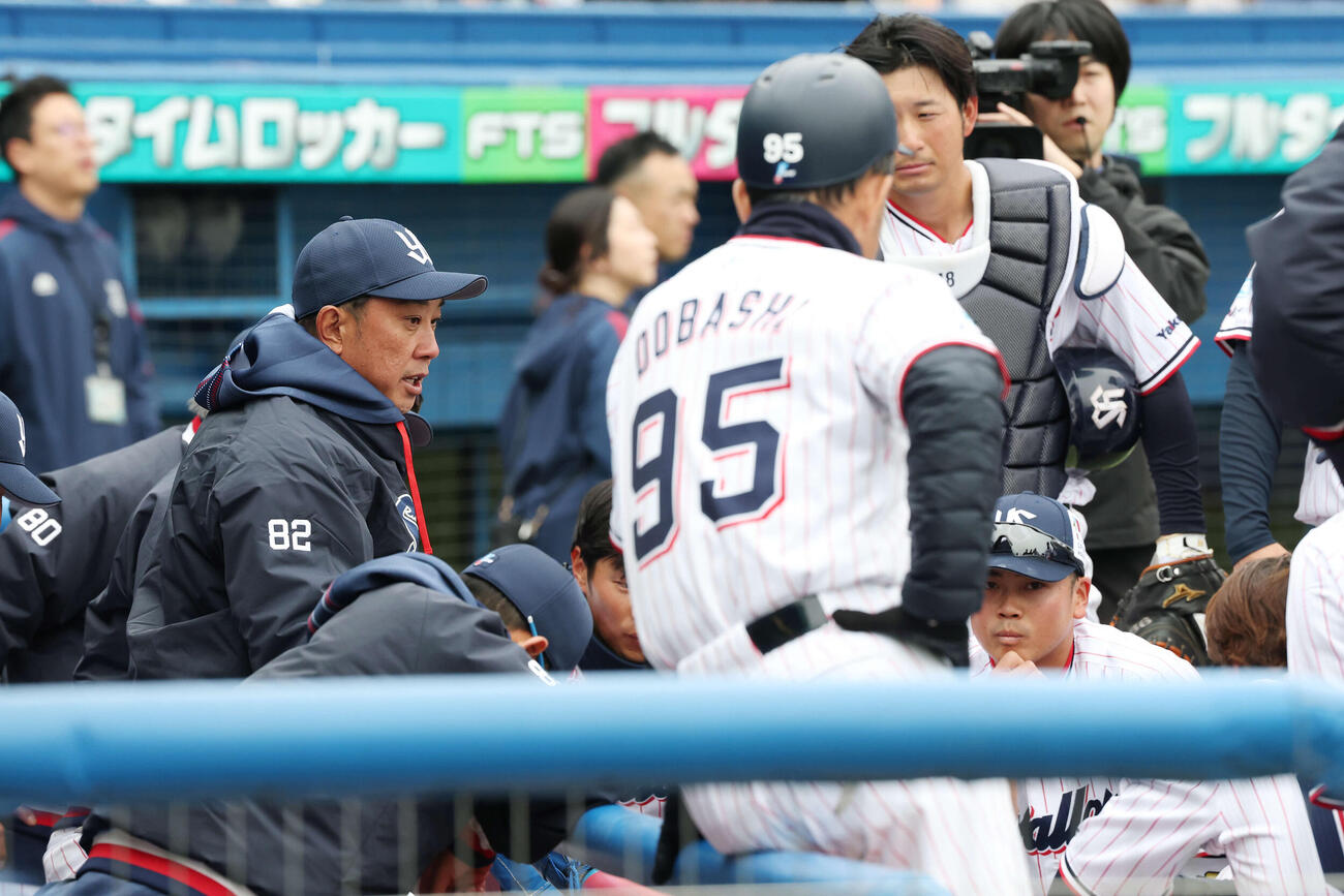 ヤクルト対オリックス　試合前、円陣で声をかけるヤクルト松元ヘッドコーチ（撮影・宮地輝）