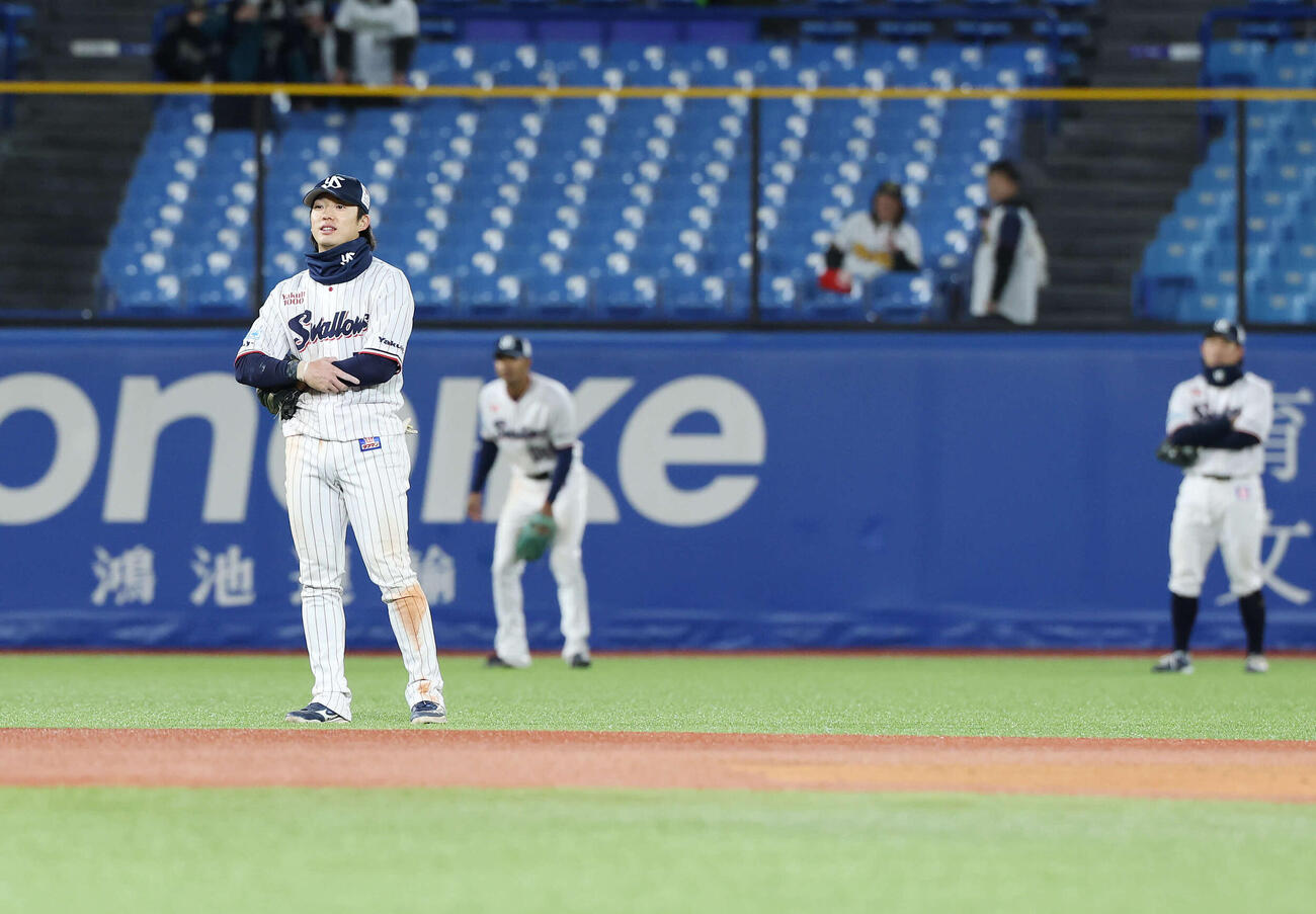 ヤクルト対オリックス　試合後にノックを受けるヤクルト長岡（撮影・宮地輝）
