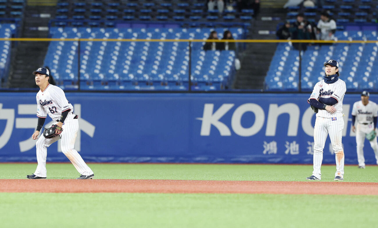ヤクルト対オリックス　試合後にノックを受けるヤクルト伊藤（左）と長岡（撮影・宮地輝）