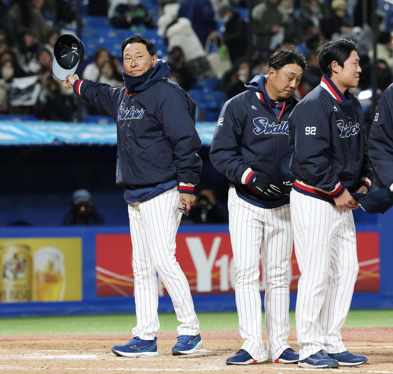 ヤクルト対オリックス　勝利しあいさつするヤクルト池山監督（左）（撮影・宮地輝）
