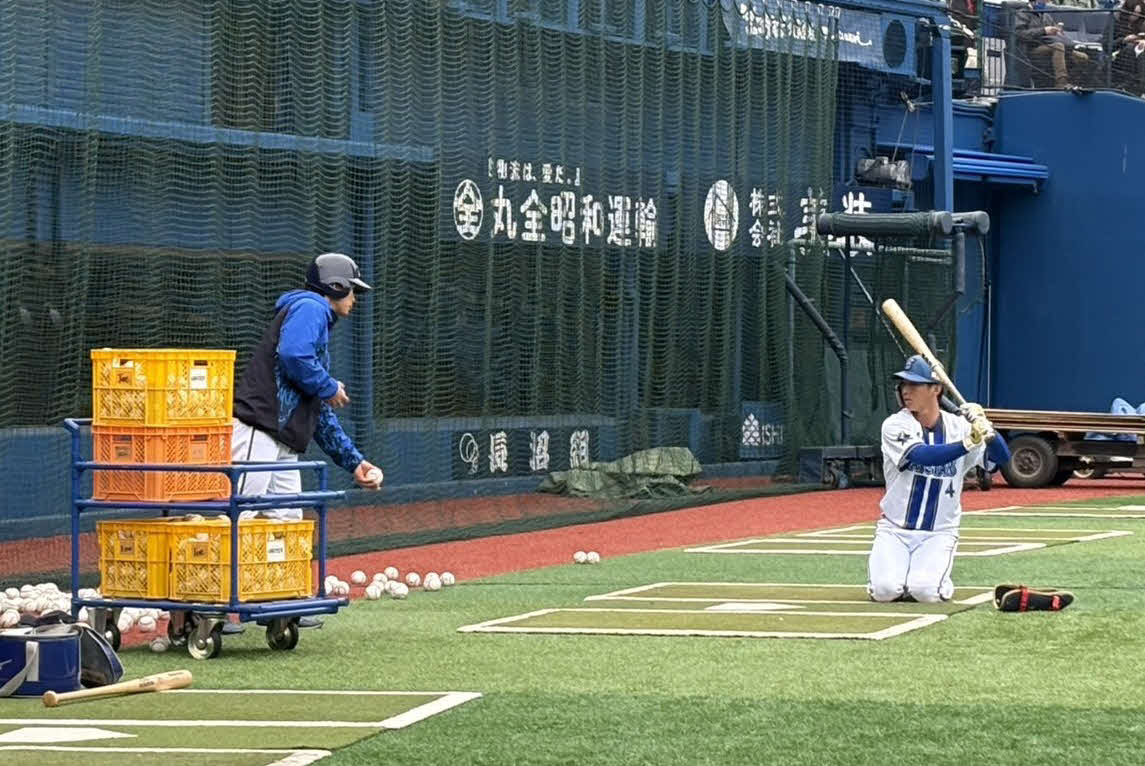 正座しながら、ティー打撃を行うDeNA度会