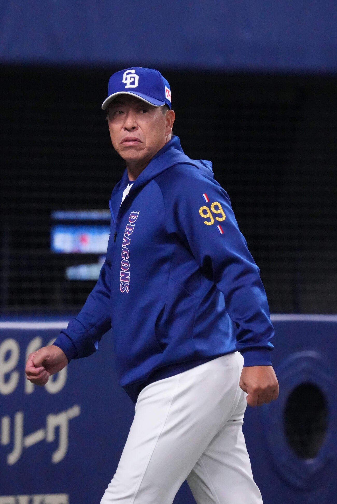 中日対楽天　5回終了、選手交代を告げる井上監督（撮影・森本幸一）