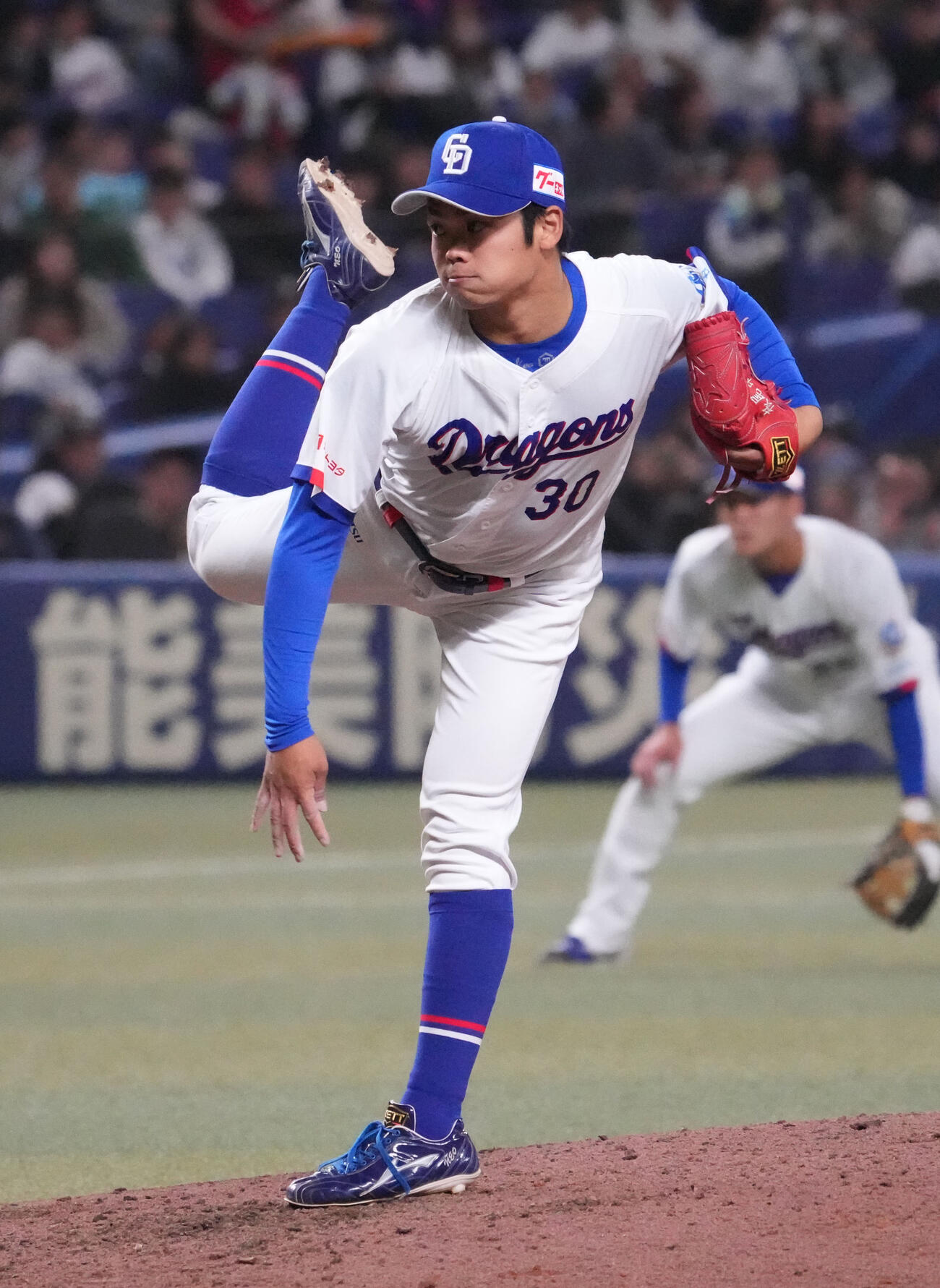 中日対楽天　8回表、中日4番手で登板する根尾（撮影・森本幸一）
