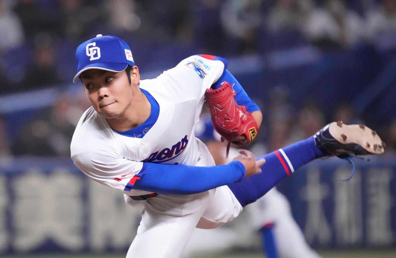 中日対楽天　8回表、中日4番手で登板する根尾（撮影・森本幸一）