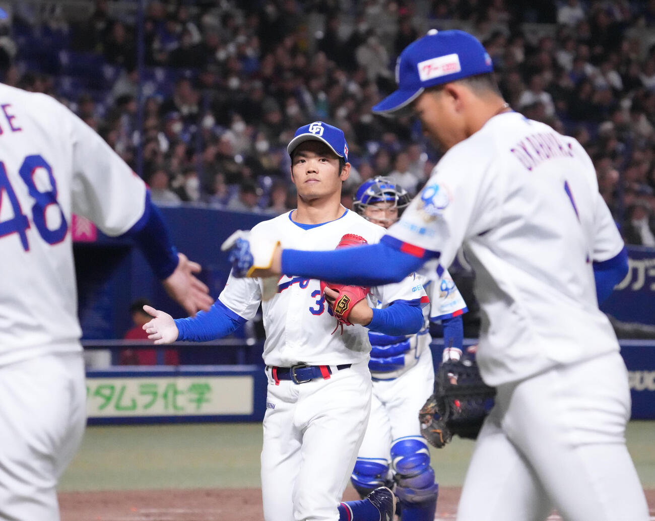 中日対楽天　8回表終了、根尾（中央）は岡林ら野手陣を迎える（撮影・森本幸一）