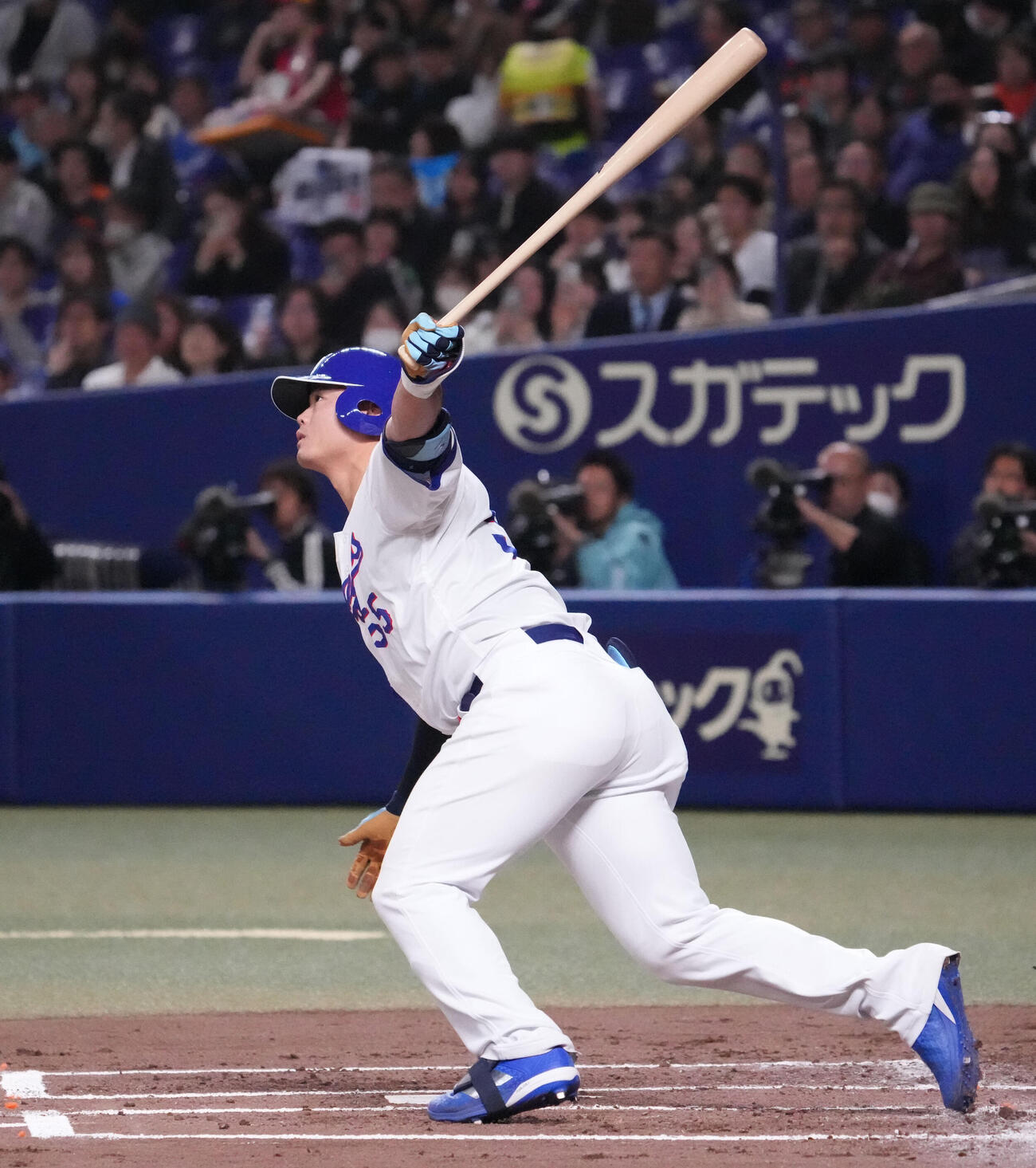 中日対楽天　1回裏中日1死一、三塁、左越え3点本塁打を放つ細川（撮影・森本幸一）