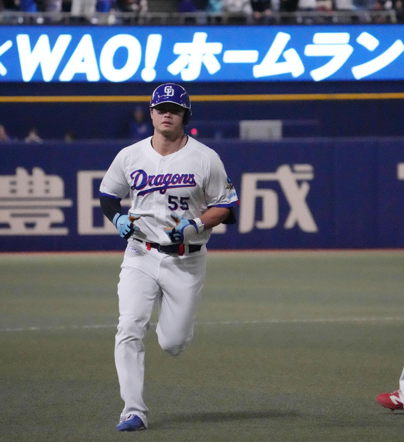中日対楽天　1回裏中日1死一、三塁、左越え3点本塁打を放ちダイヤモンドを回る細川（撮影・森本幸一）
