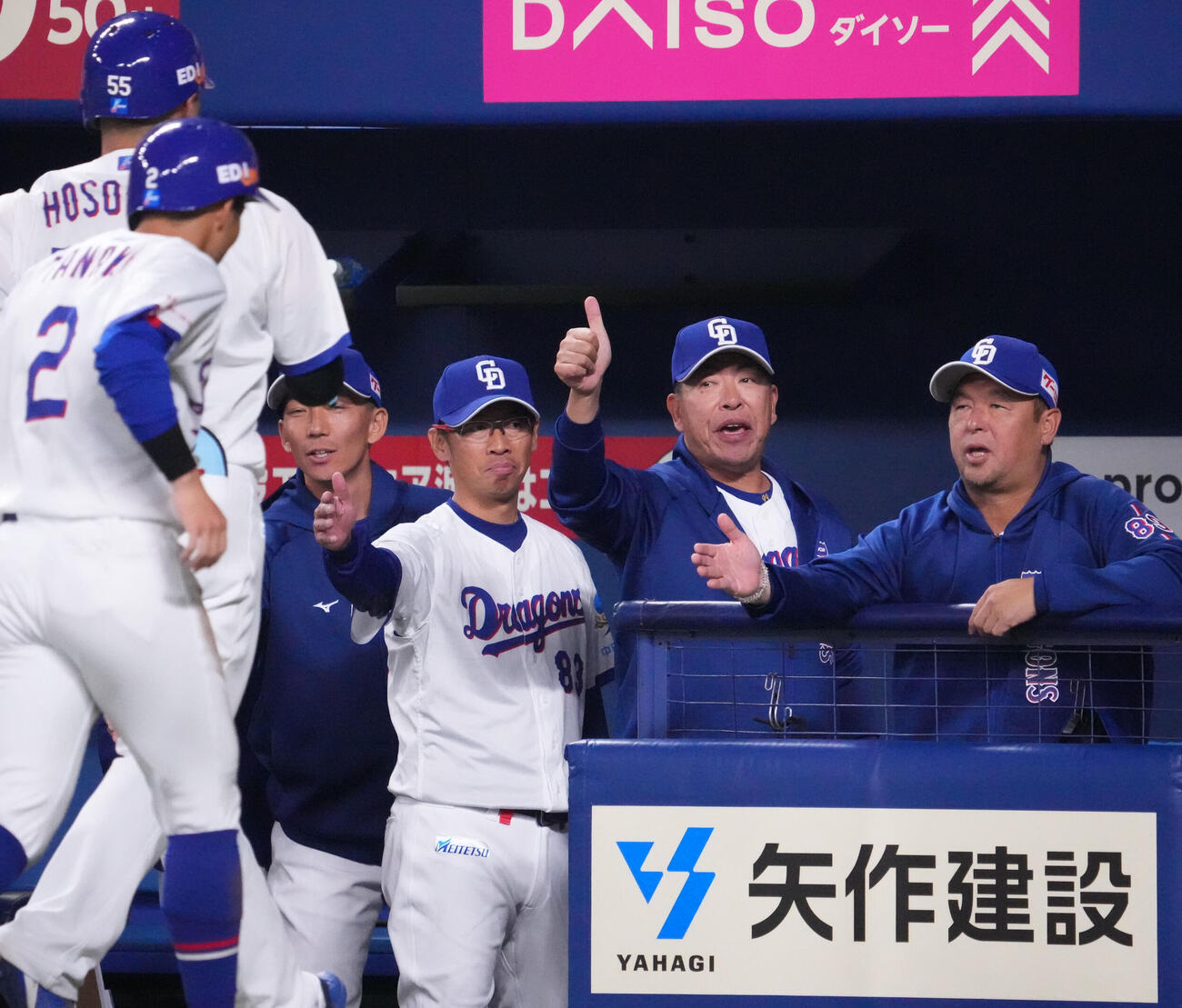 中日対楽天　1回裏中日1死一、三塁、井上監督（右から2人目）は左越え3点本塁打を放った細川を迎える（撮影・森本幸一）