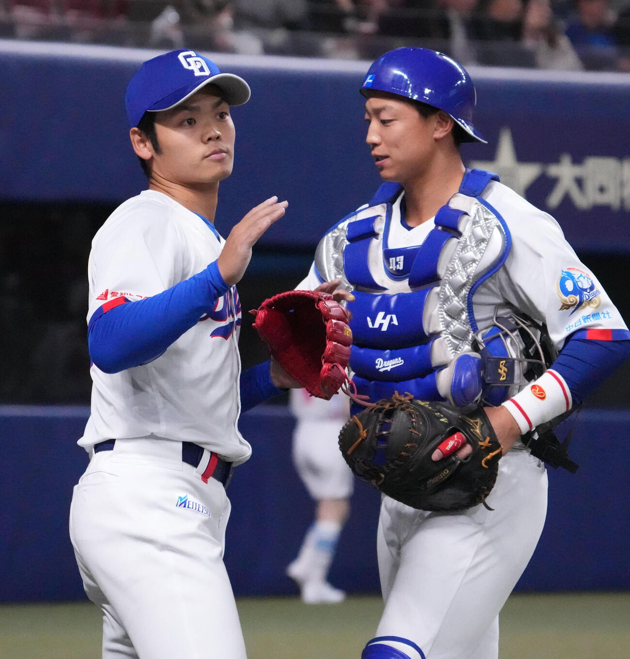 中日対楽天　8回表終了、根尾（左）は野手陣を迎える（撮影・森本幸一）