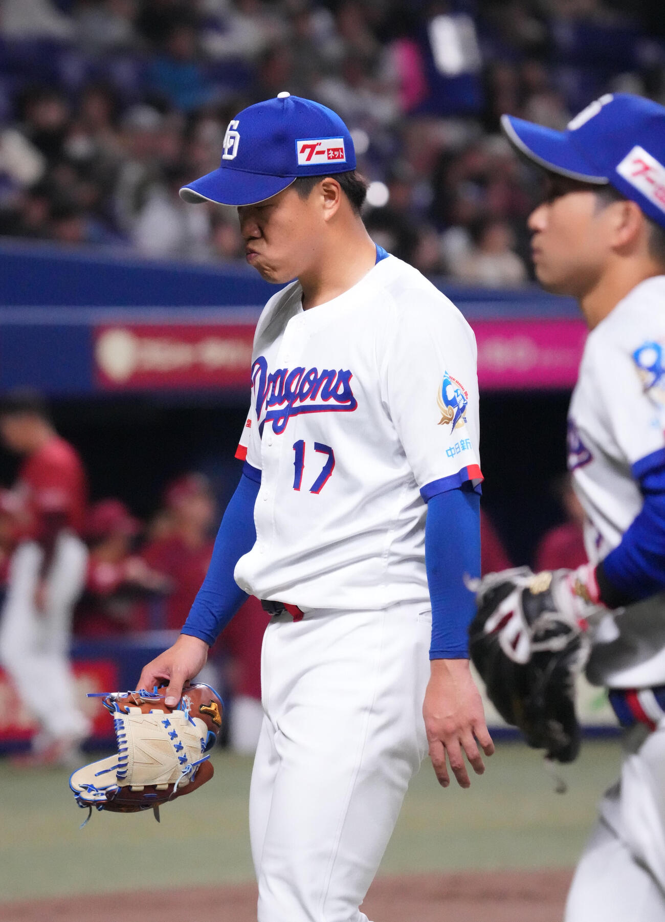 中日対楽天　4回表終了、柳（左）はさえない表情でベンチへ戻る（撮影・森本幸一）